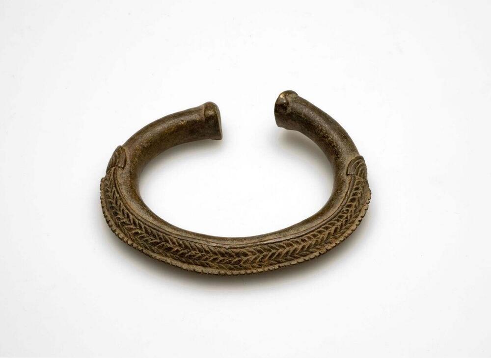Metalen armband met reliëfversiering en visgraatmotief