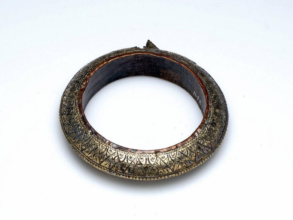 Armband van geciseleerd zilveren, gevuld met hars, versierd met toempalmotief