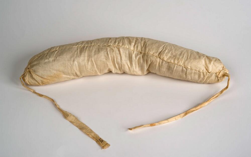 Heupkussen, om de heup of hoger gedragen om de koto wijd te laten uitstaan