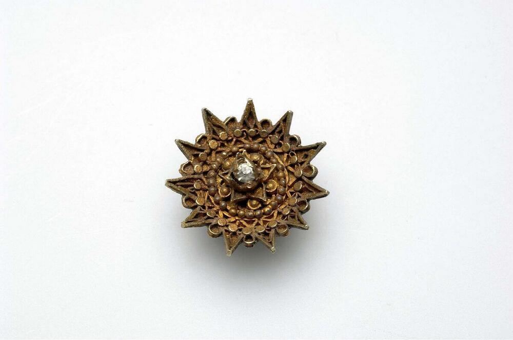 Een paar gouden oorsieraden met edelsteentje