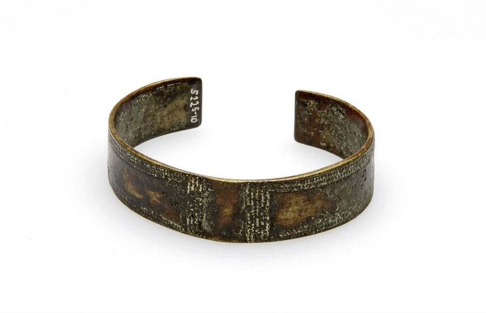 Koperen armband, versierd met rondgaande lijnen van puntjes