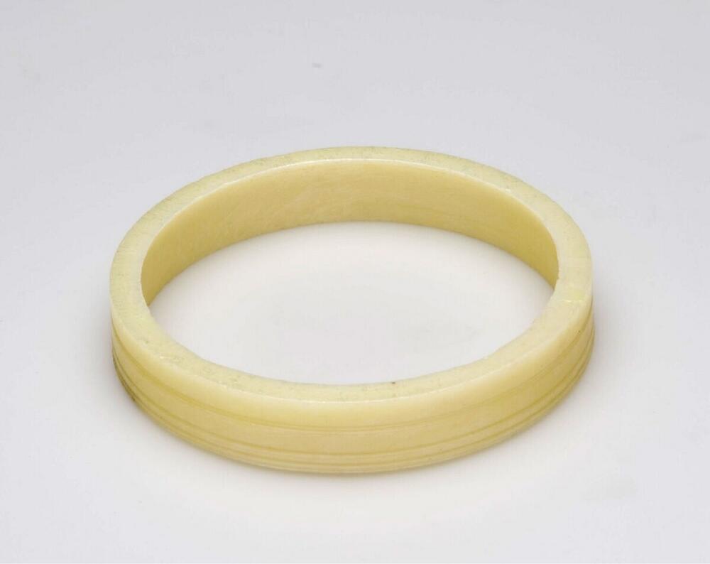 Plastic armband gedragen door vrouwen