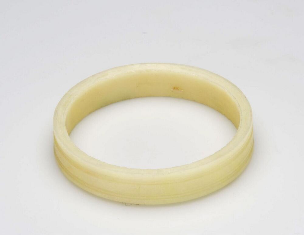 Plastic armband gedragen door vrouwen