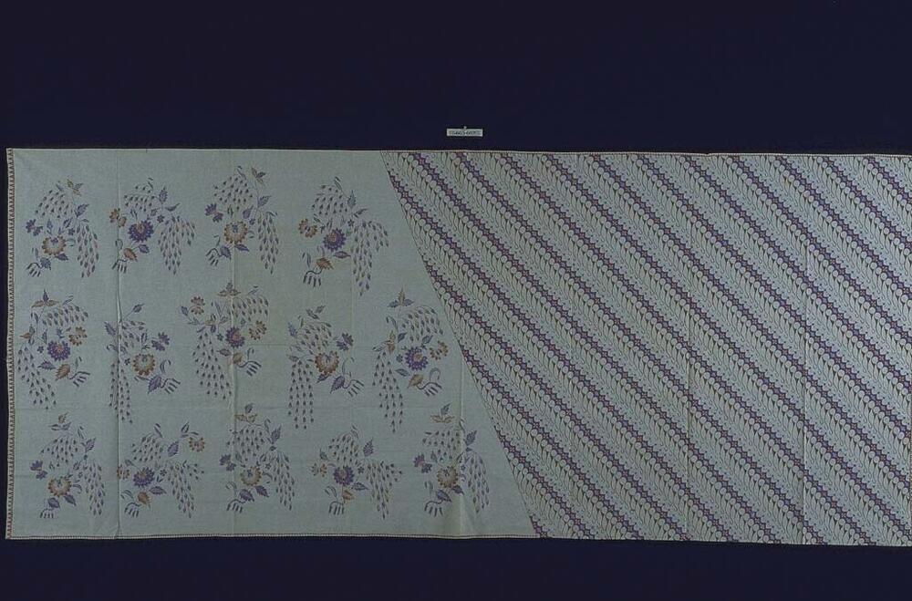 Wikkelrok met kleine sierlijke boeketten en geometrisch motief
