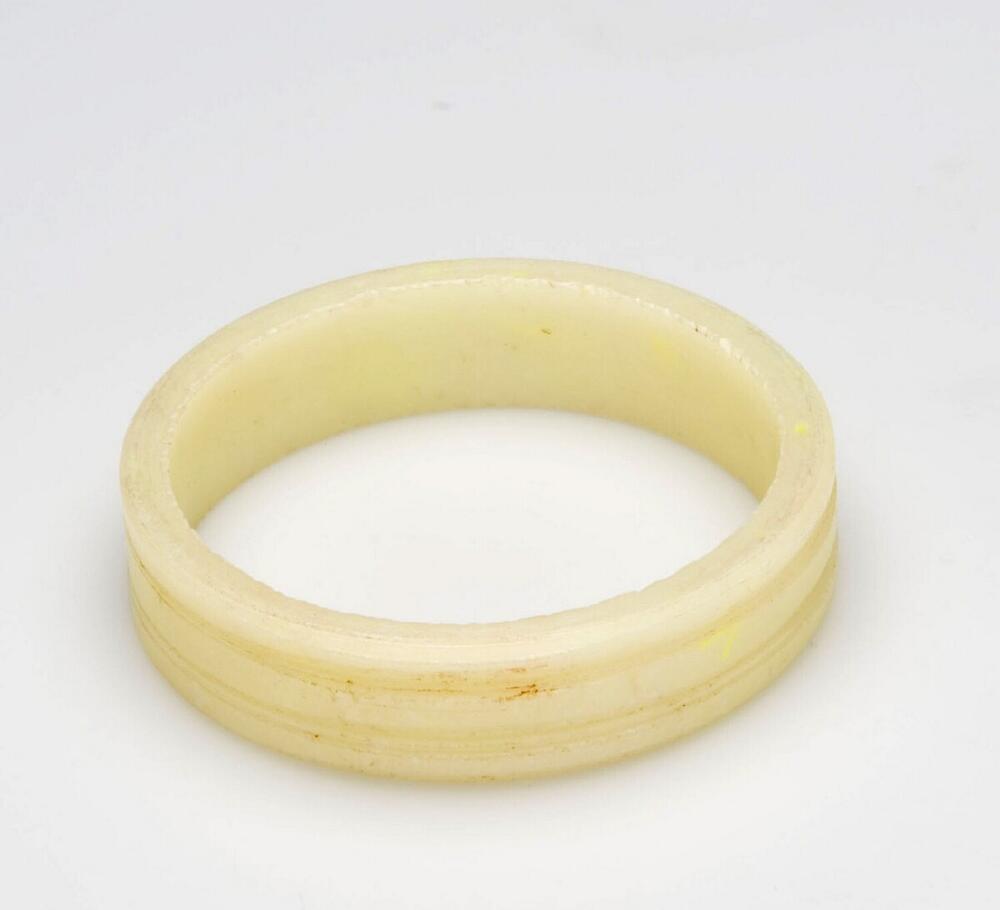 Plastic armband gedragen door vrouwen