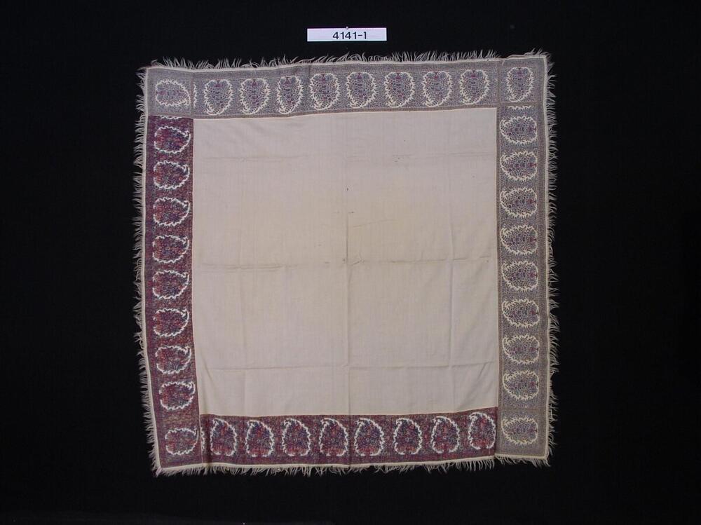 Wollen shawl met zijden borduurwerk