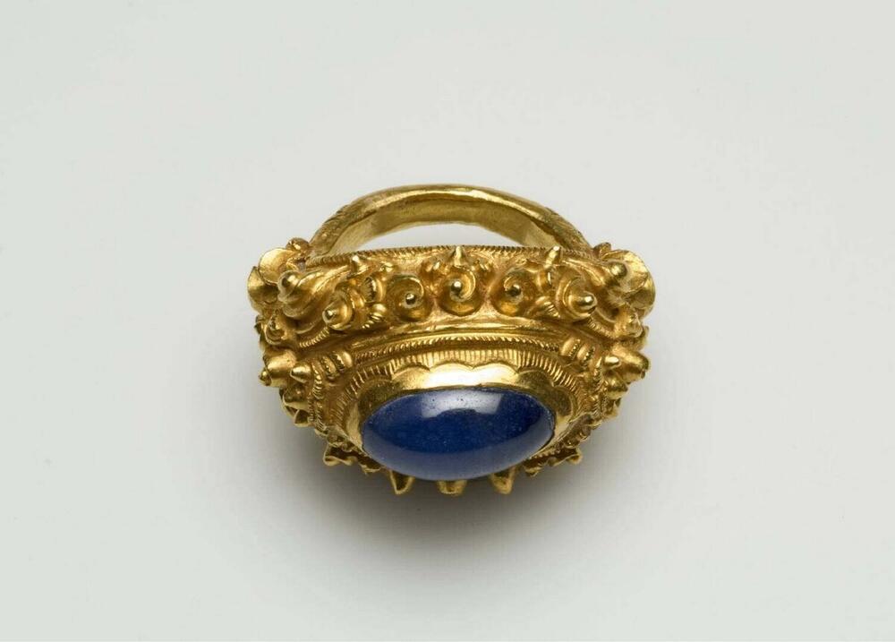 Gouden vingerring met blauwe steen