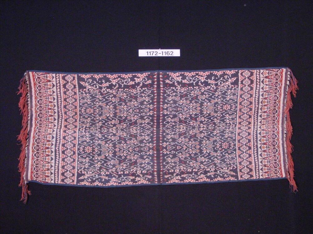 Katoenen schouderdoek met ornament van bloemfiguren in scheringikat