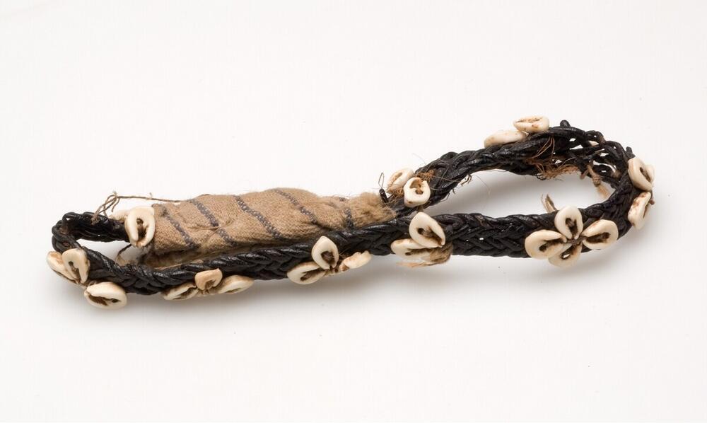 Gevlochten armband met stervormige versiering van vruchtenpitten