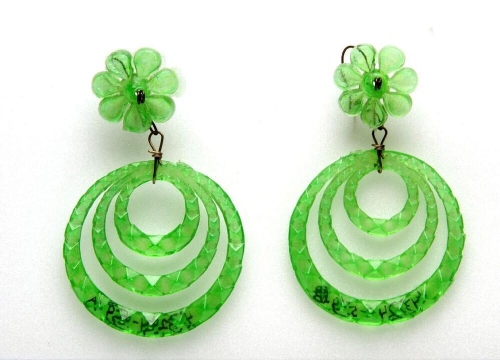 Groene plastic oorbellen
