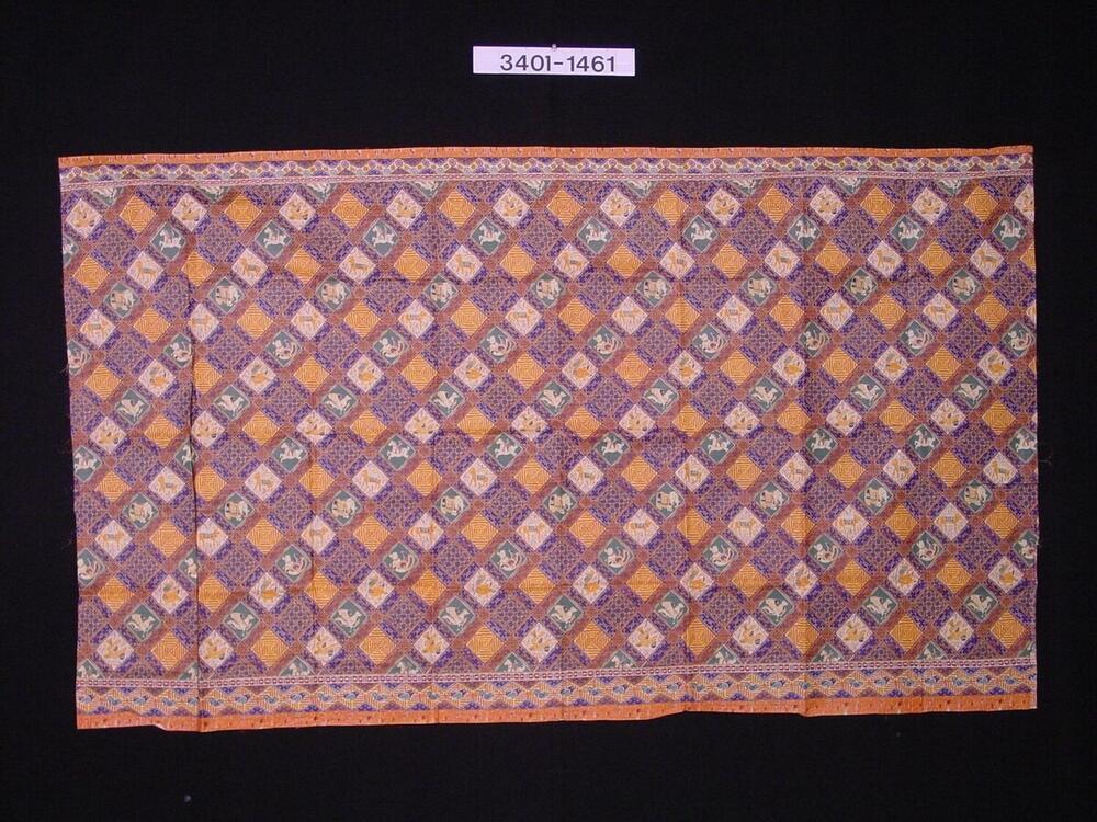 Doek van imitatie batik met dierfiguren in ruiten