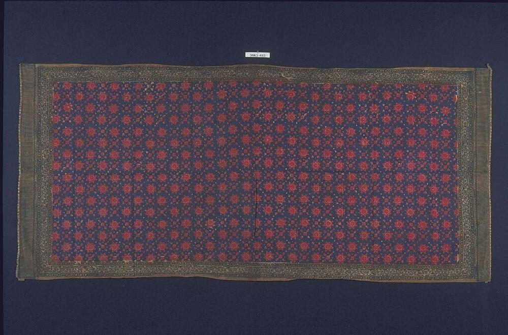 Katoenen schouderdoek met abstracte bloemvormen en de rand met kleine cirkels in gouddraad
