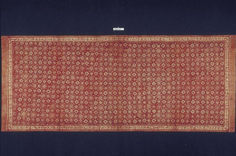 Katoenen schouderdoek met rode geometrische motieven op lichte basis