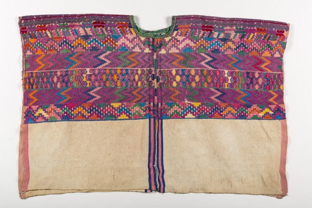 Witte huipil met geometrische motieven