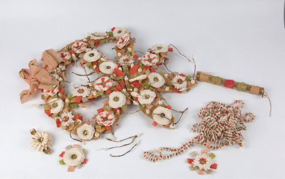 Bruidskroon, versierd met papieren bloemen
