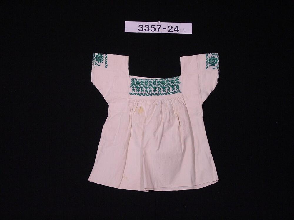Katoenen vrouwenblouse met borduurwerk op de borst en mouwen