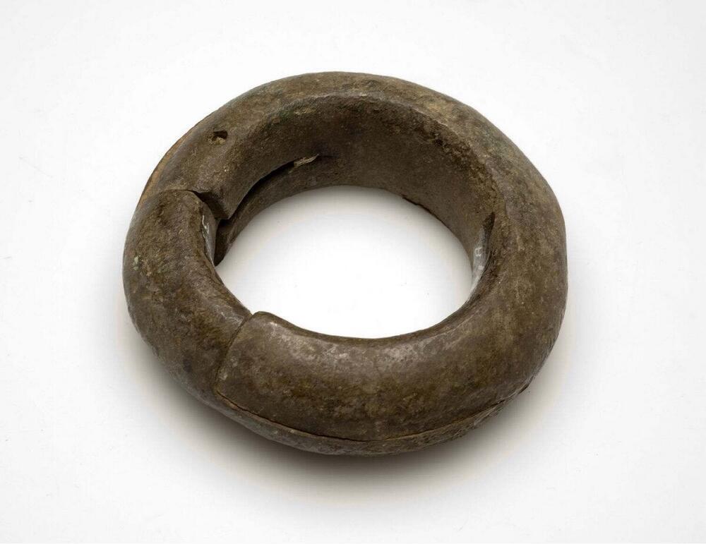 Geelkoperen armband met sluitstuk