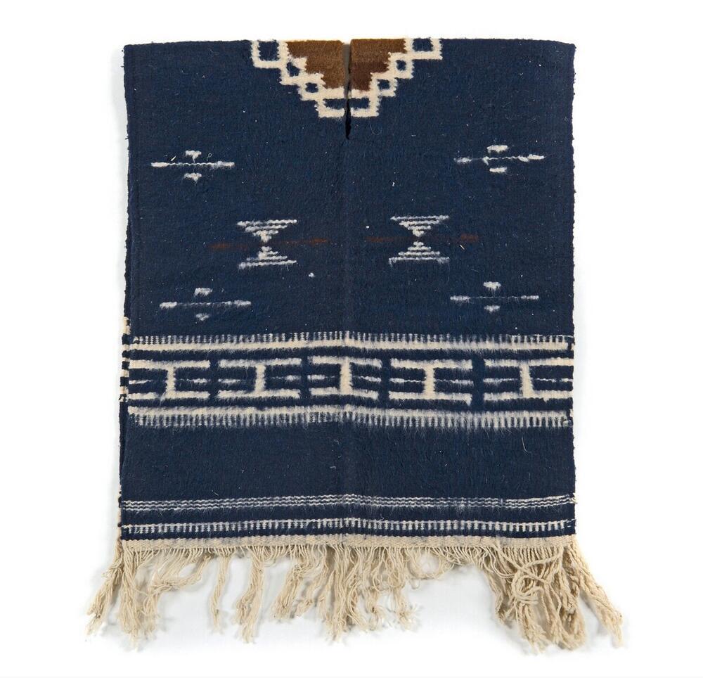 Donkerblauwe poncho met geometrische motieven