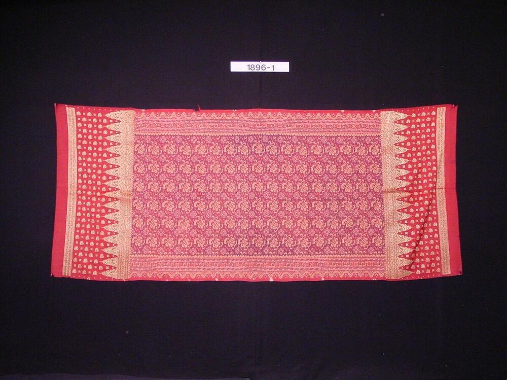 Zijden schouderdoek met ornament in inslagikat en suppletoire gouddraadinslag.