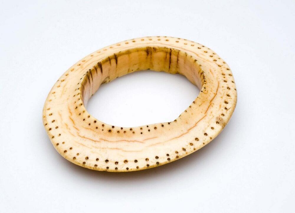 Benen armband, versierd met ingeslagen cirkelornamenten