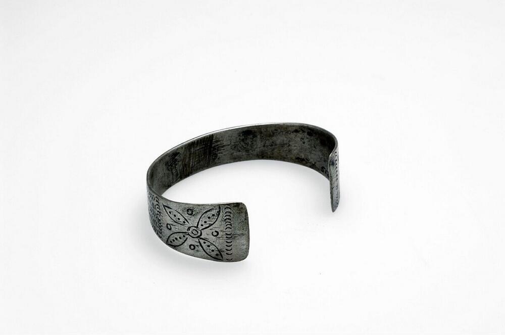 Zilveren open armband, met bloemen versierd