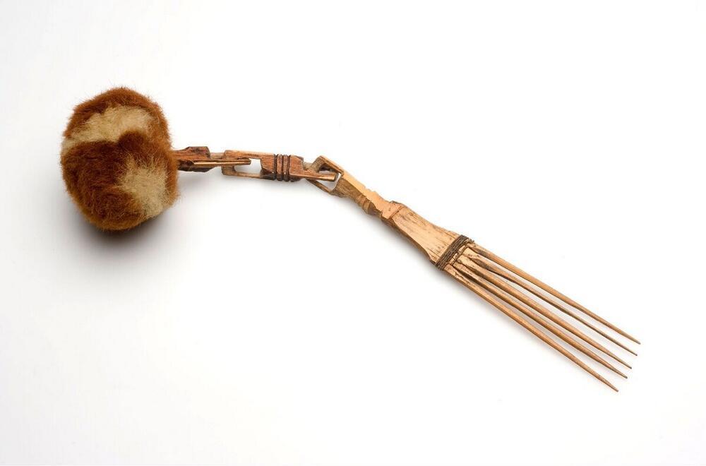 Comb with cuscus fur decoration, used as a hair adornment,