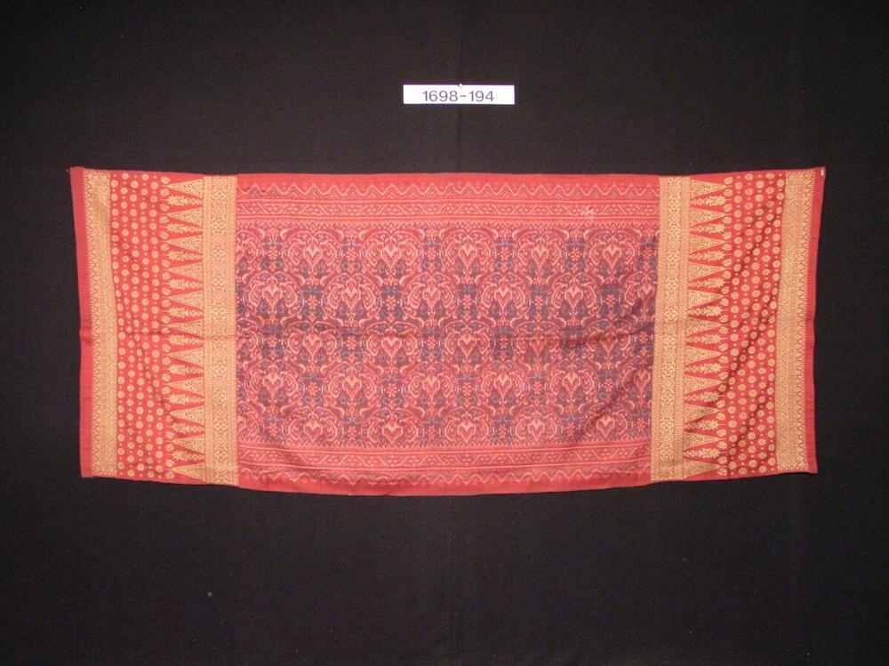 Schouderdoek van geïkatte zijde en gouddraad