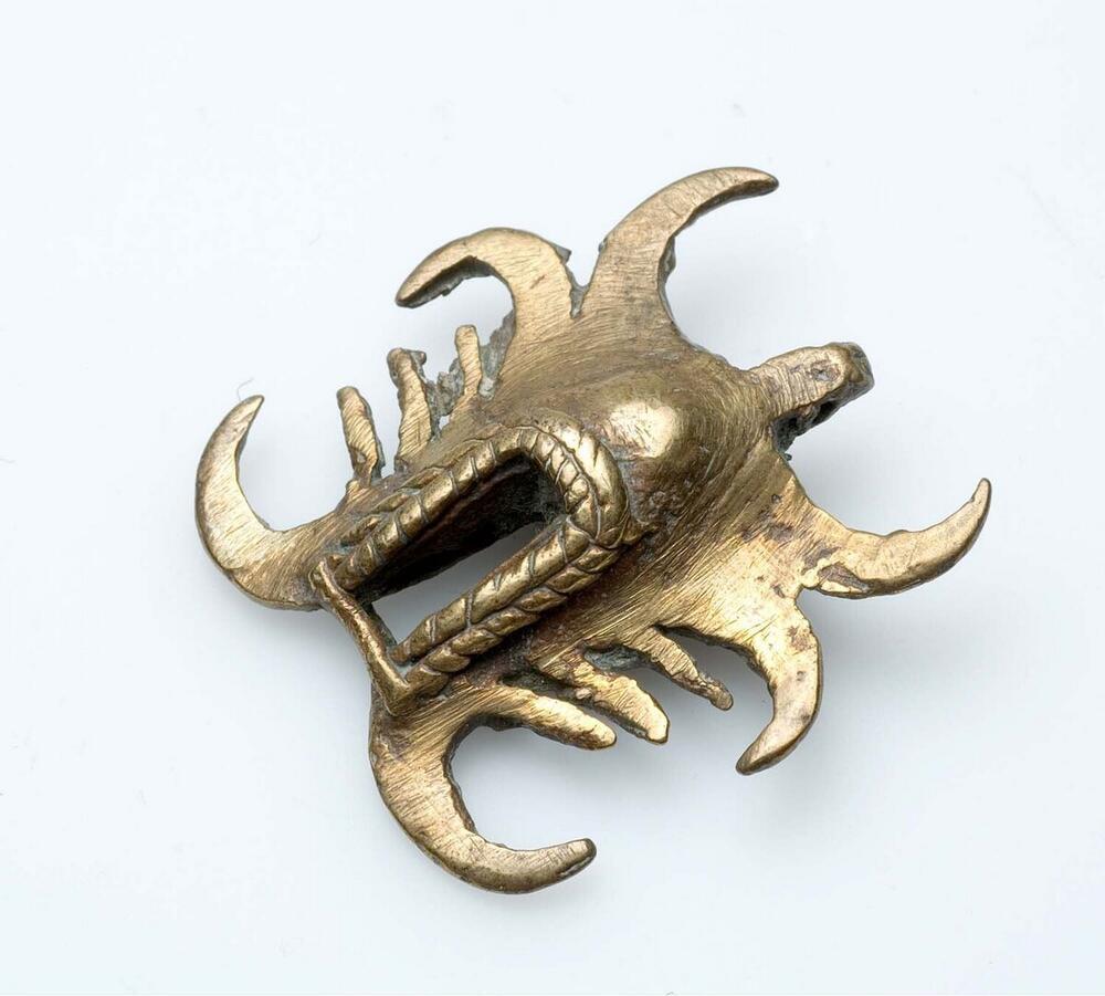 Messingen amulet, door kinderen om de hals gedragen