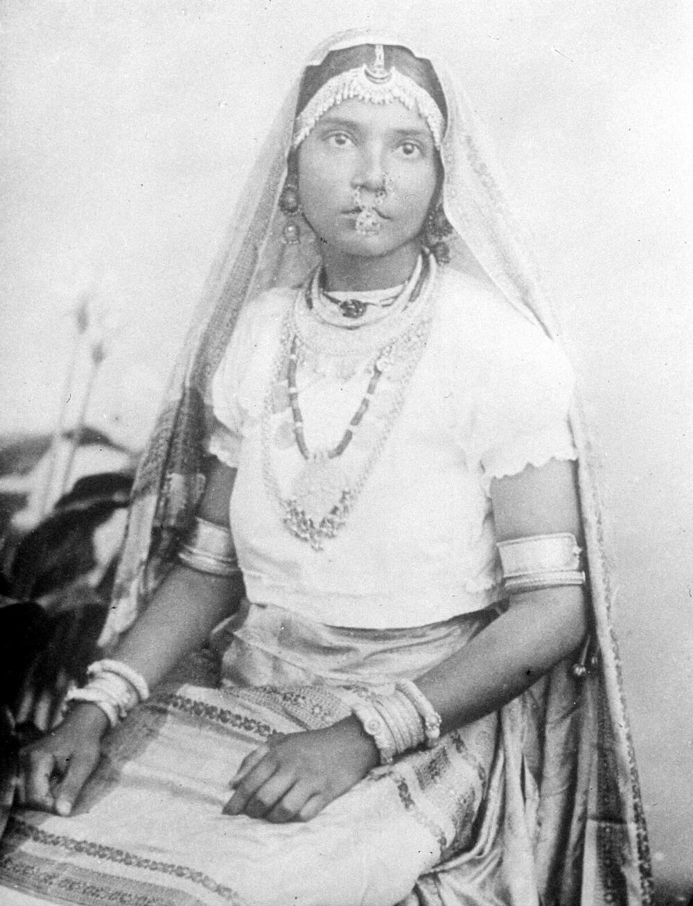 Portret van een Hindoestaanse vrouw van Brits-Indische afkomst in traditionele kleding