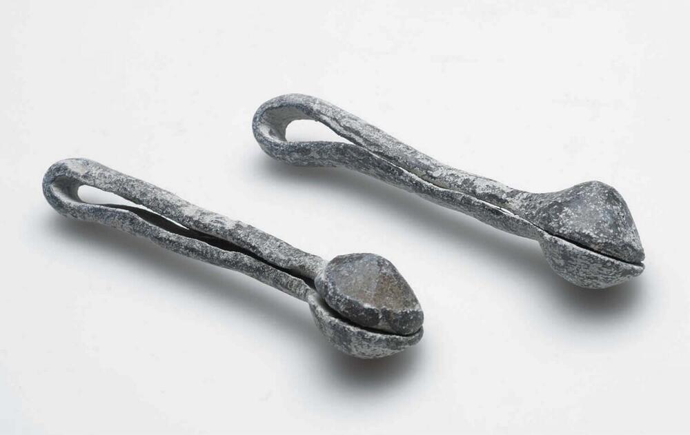 Paar loden oorhangers voor jonge meisjes