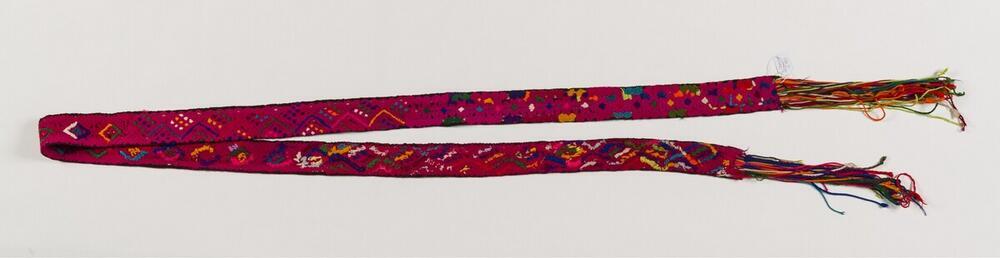 Roze ceintuur met geometrische motieven