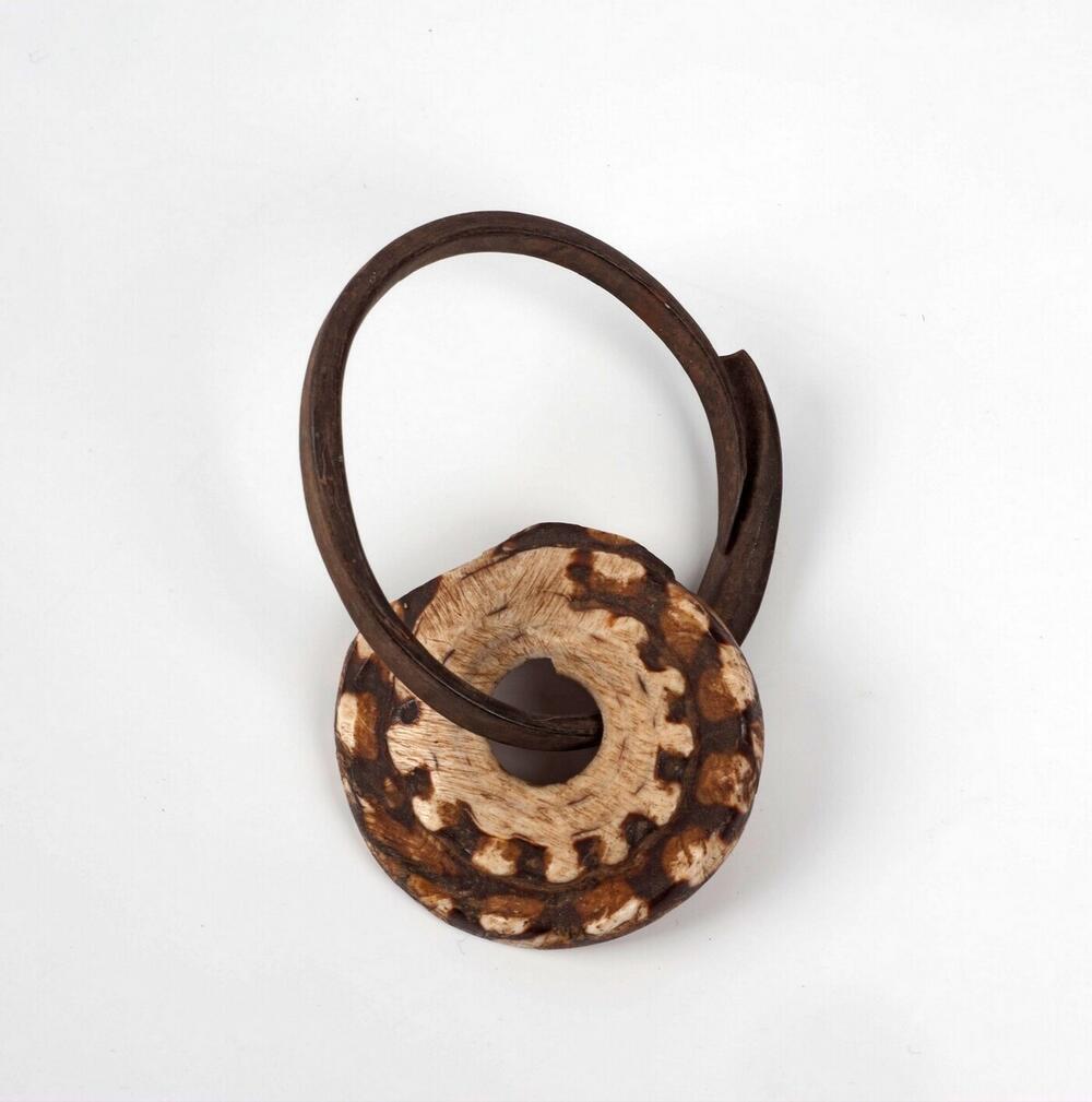 Oorhanger o.a. vervaardigd van conusschelp