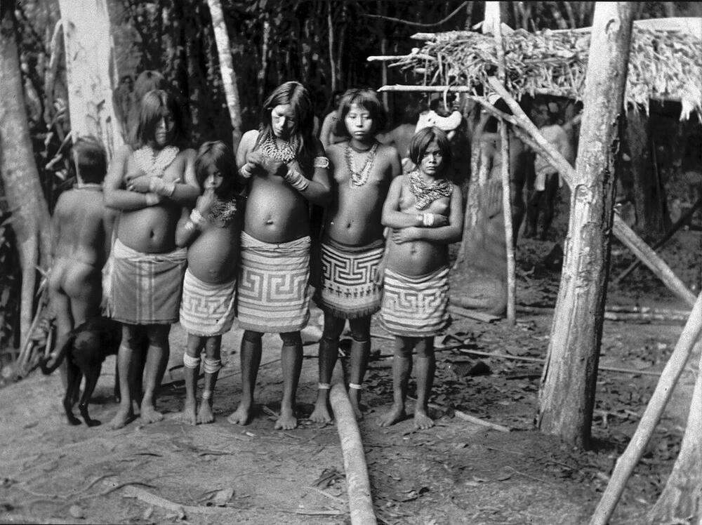 Groepsportret van Wayana vrouwen en kinderen uit het dorp Panapi
