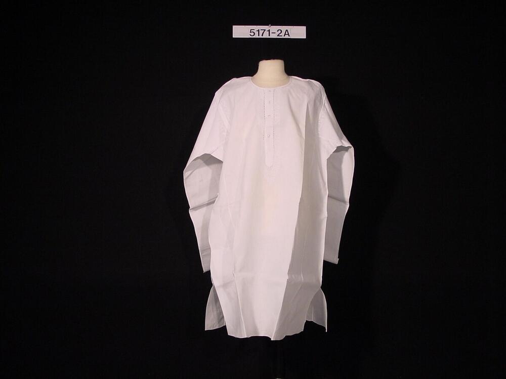 Katoenen overhemd met geborduurde slinger motieven, onderdeel van een mannenpak