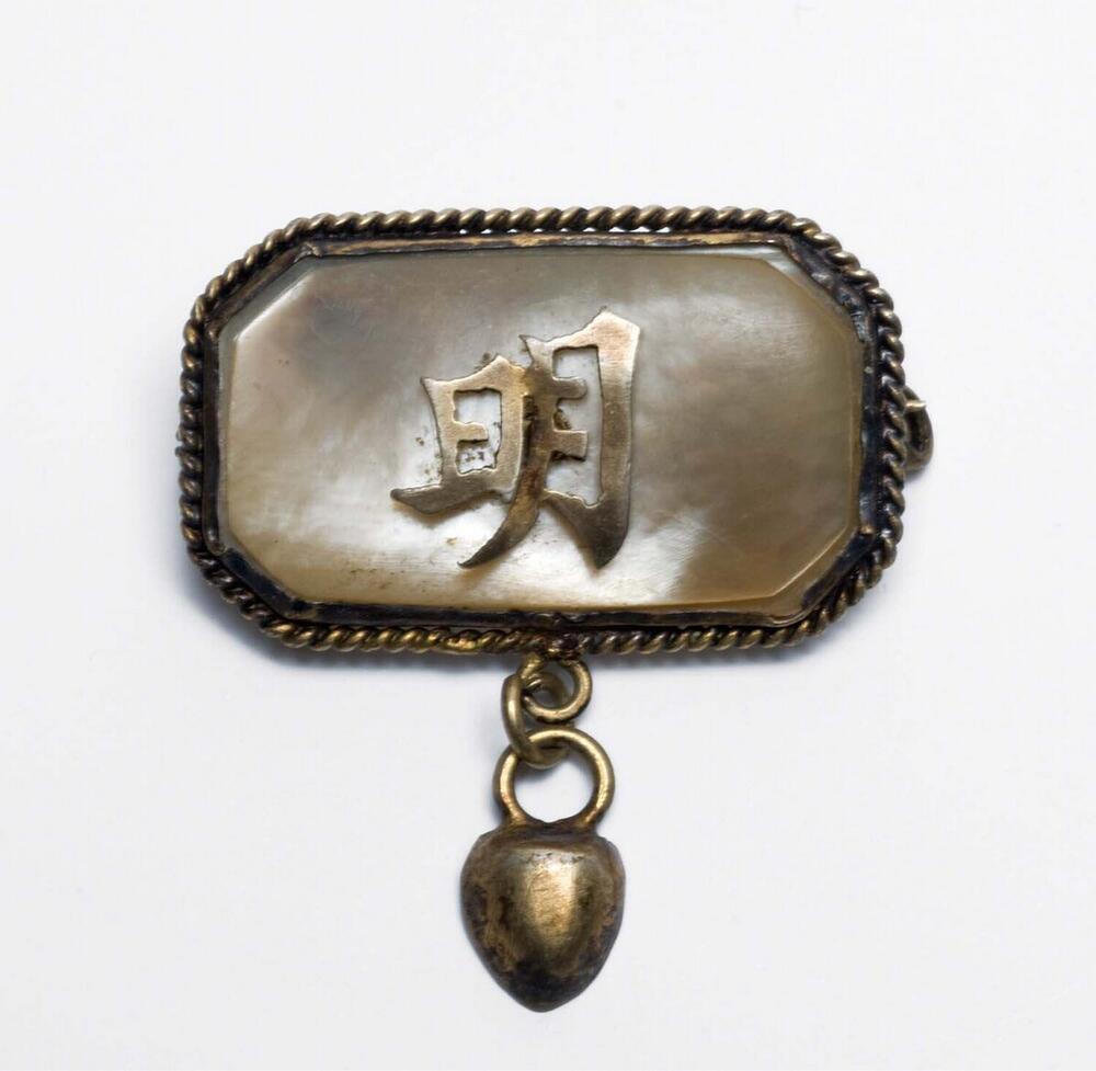 Broche van goud en parelmoer met Chinees teken
