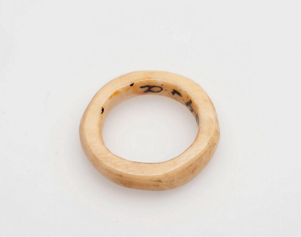 Wit benen ring