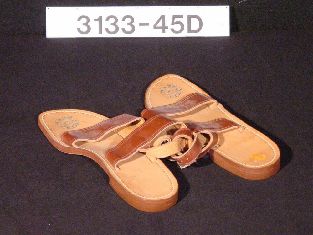Paar leren sandalen om in een kibboets te dragen