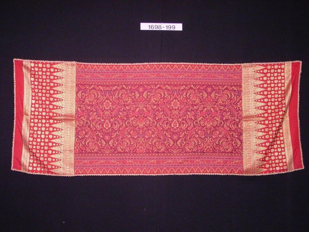 Geïkatte schouderdoek van zijde met gouddraad
