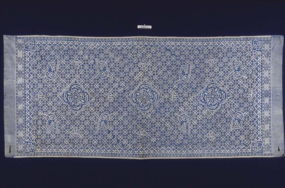 Blauw-witte doek met Arabische kalligrafie
