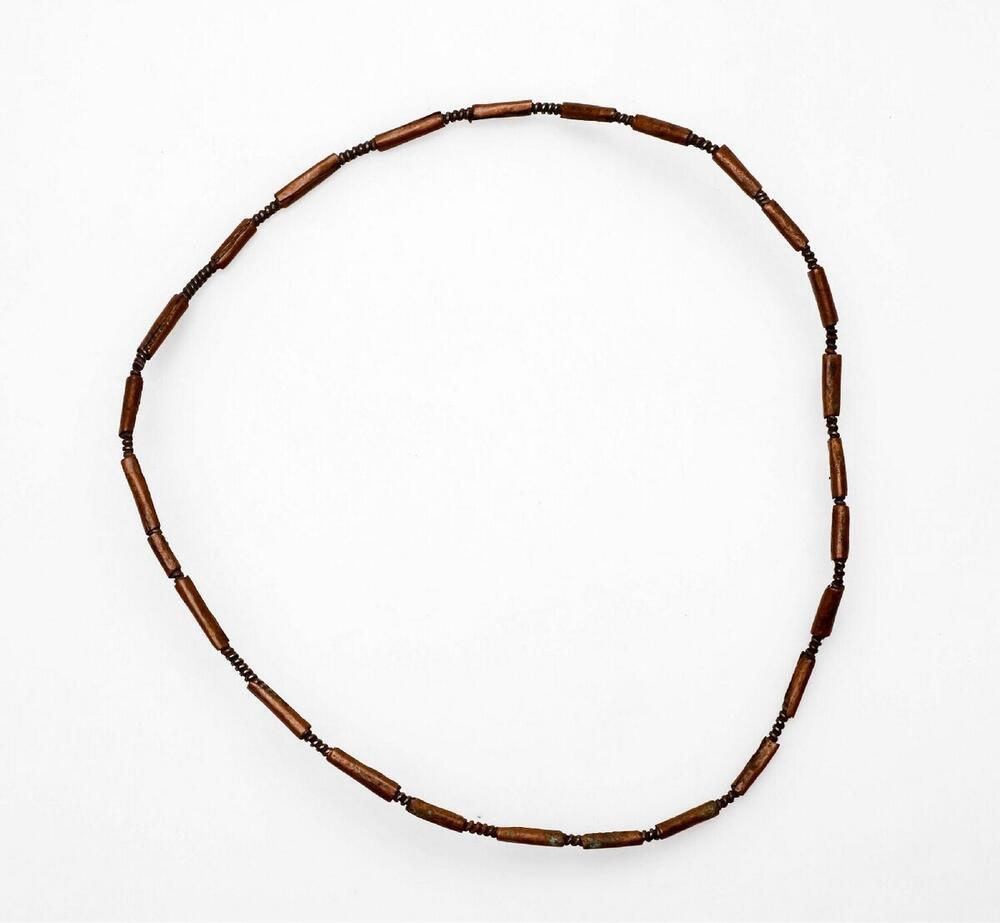 Armband van gedraaid ijzerdraad en roodkoper