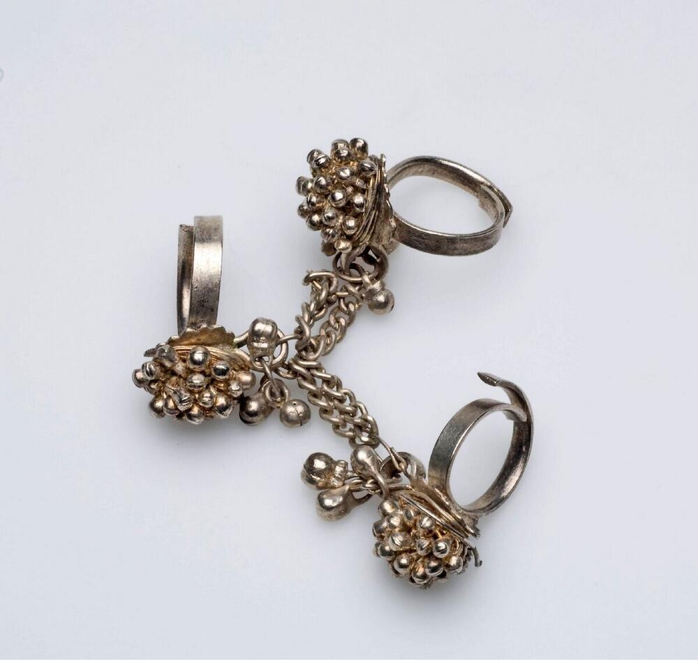 Drietal ringen van zilverlegering, via een ketting verbonden