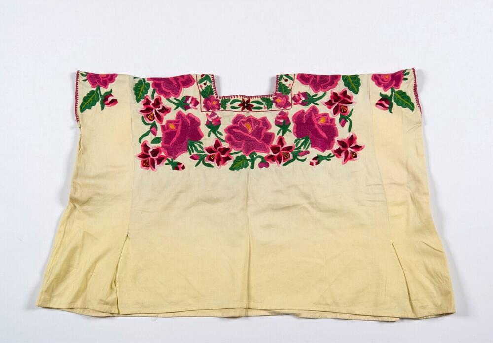 Huipil met geborduurde bloemen