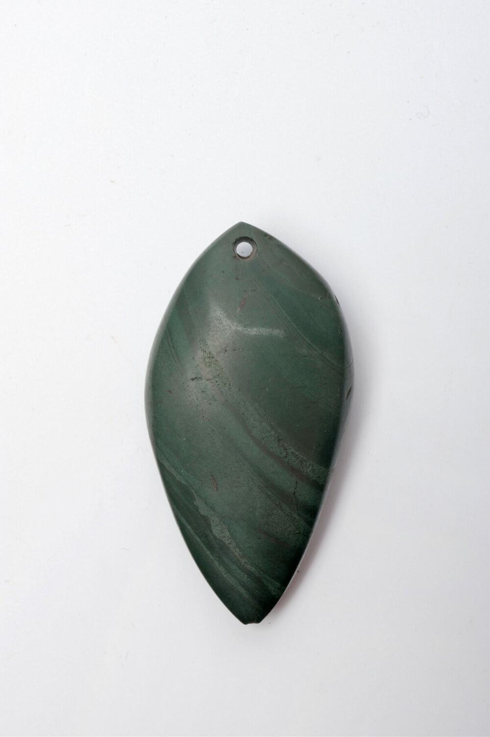Jadeïeten hanger, gebruikt als amulet
