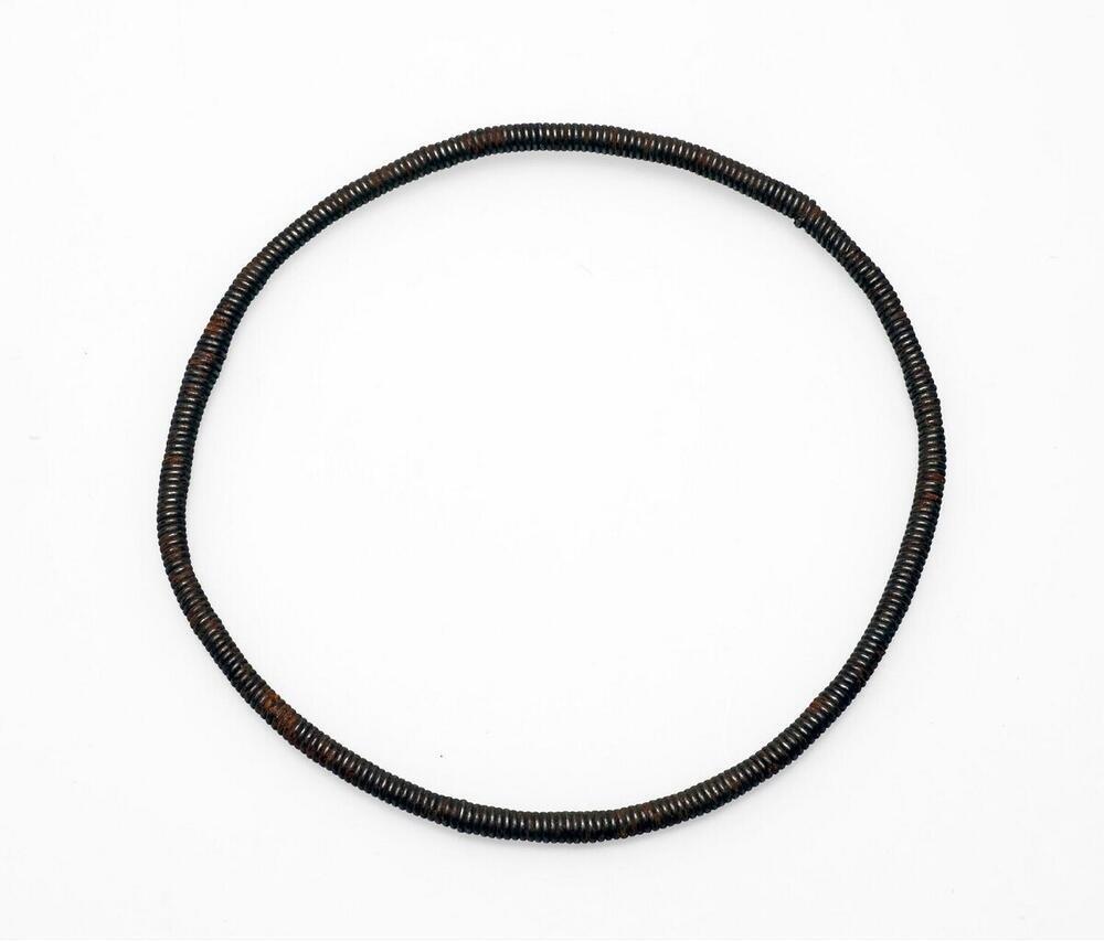 Armband vanomwikkeld ijzerdraad