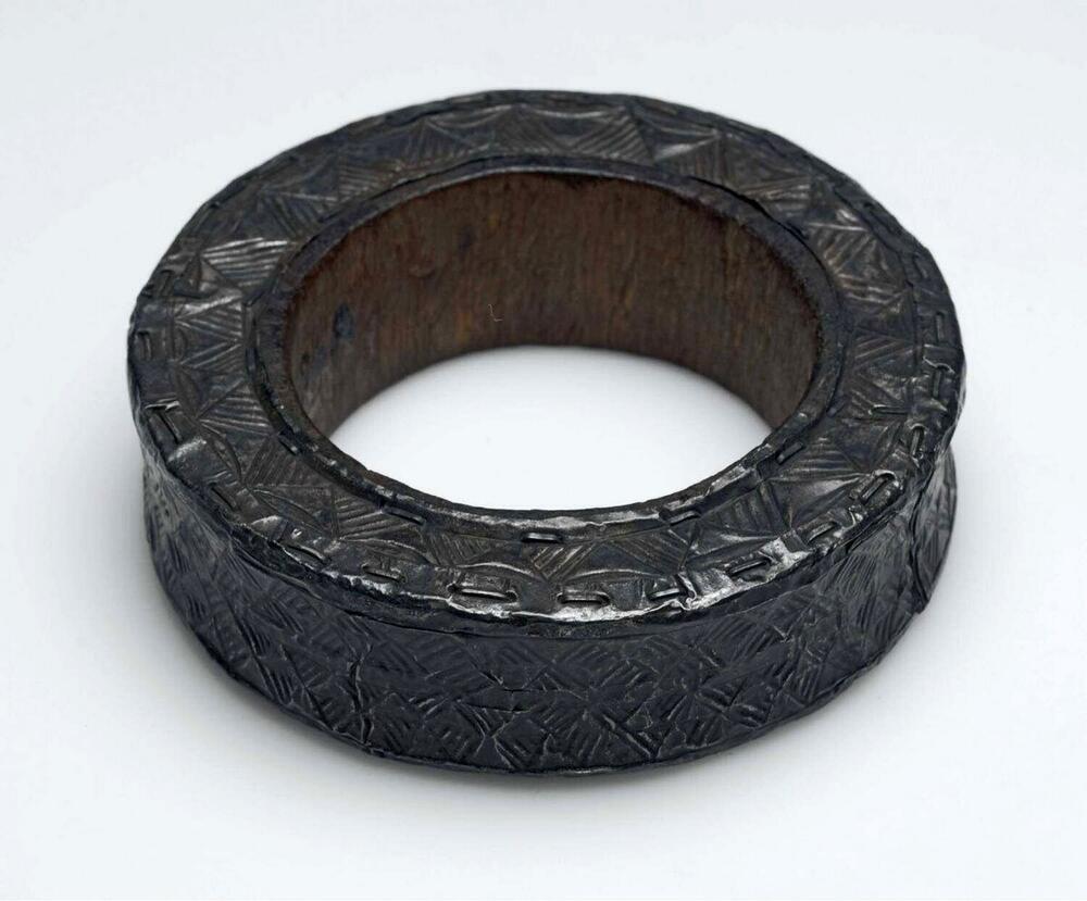 Houten versierde armband gedragen door vrouwen