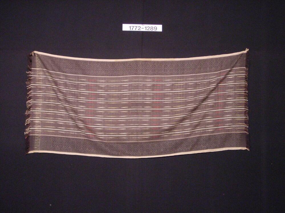 Zijden schouderdoek met ornament in scheringikat en ingeweven zilverdraad