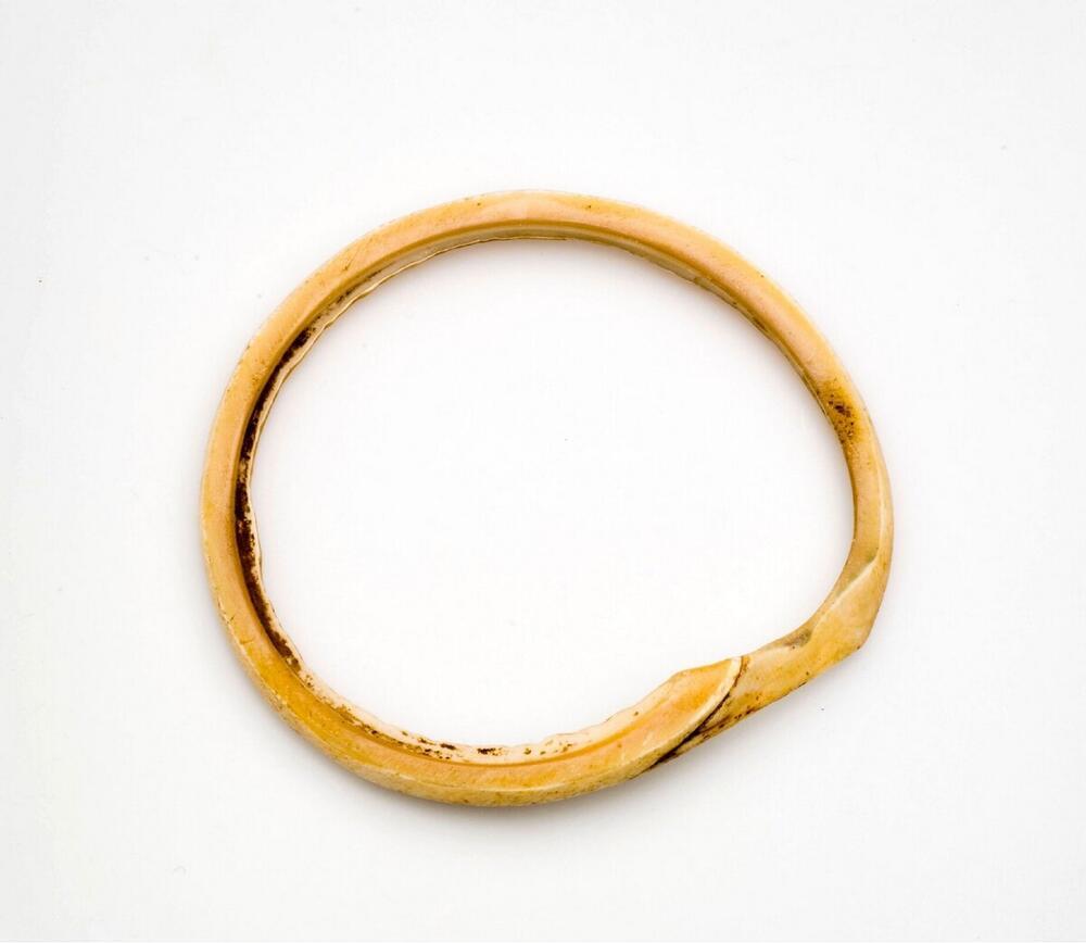 Armband uit schelp geslepen