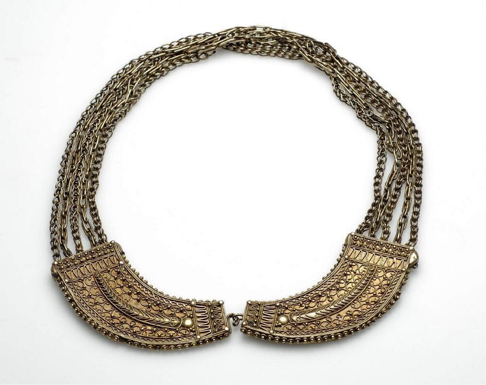 Ketting die door jonge vrouwen om de hals en door mannen in de hoofddoek wordt gedragen