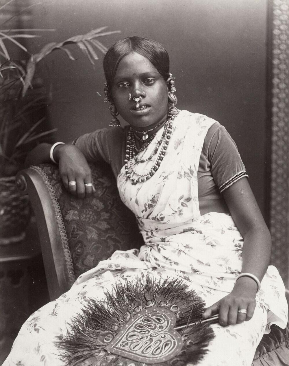 Studioportret van een vrouw, Ceylon