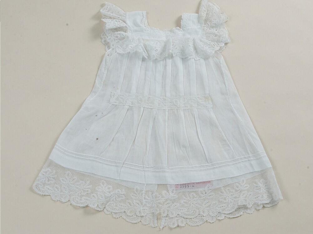 Kleine witte katoenen jurk